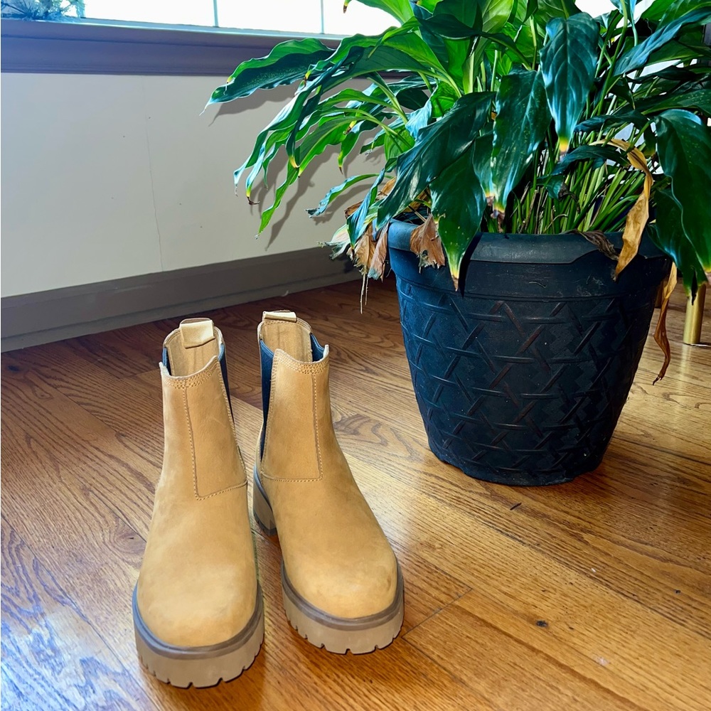 Women’s Timberland Boots (Size 7)